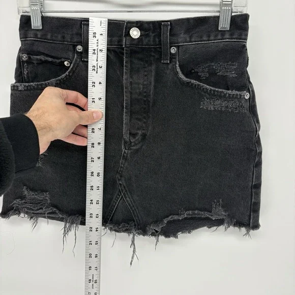 AGOLDE Black Distressed Denim Mini Skirt Raw Frayed Hem Button Fly USA‎ Women 26 - Picture 3 of 6